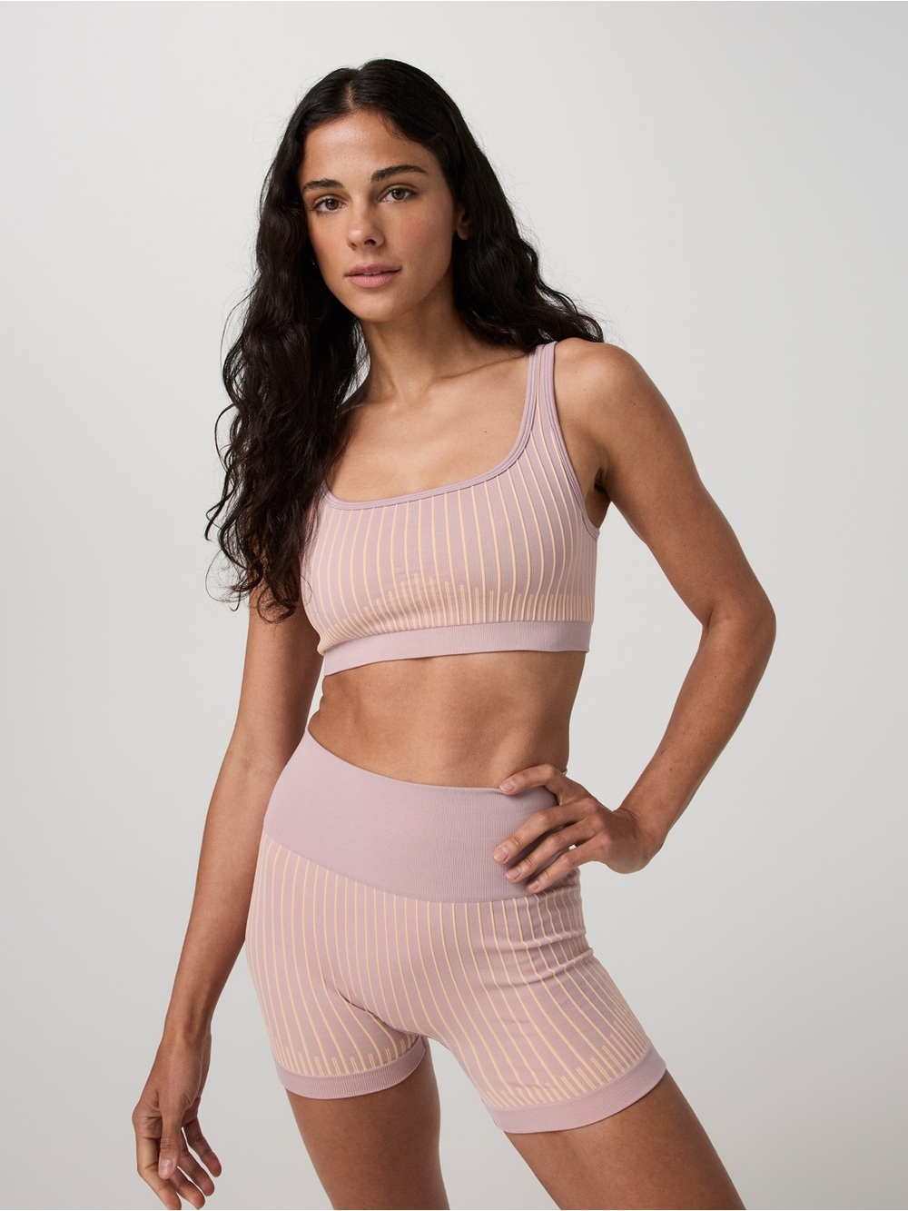 VUORI NWT XS SET! Bi color seamless bra and shorts. Light peach/desert mauve.